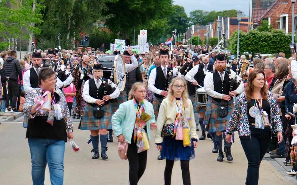 Bloemen, cadeautjes en Hawaiikransen. Intocht Avondvierdaagse Veendam