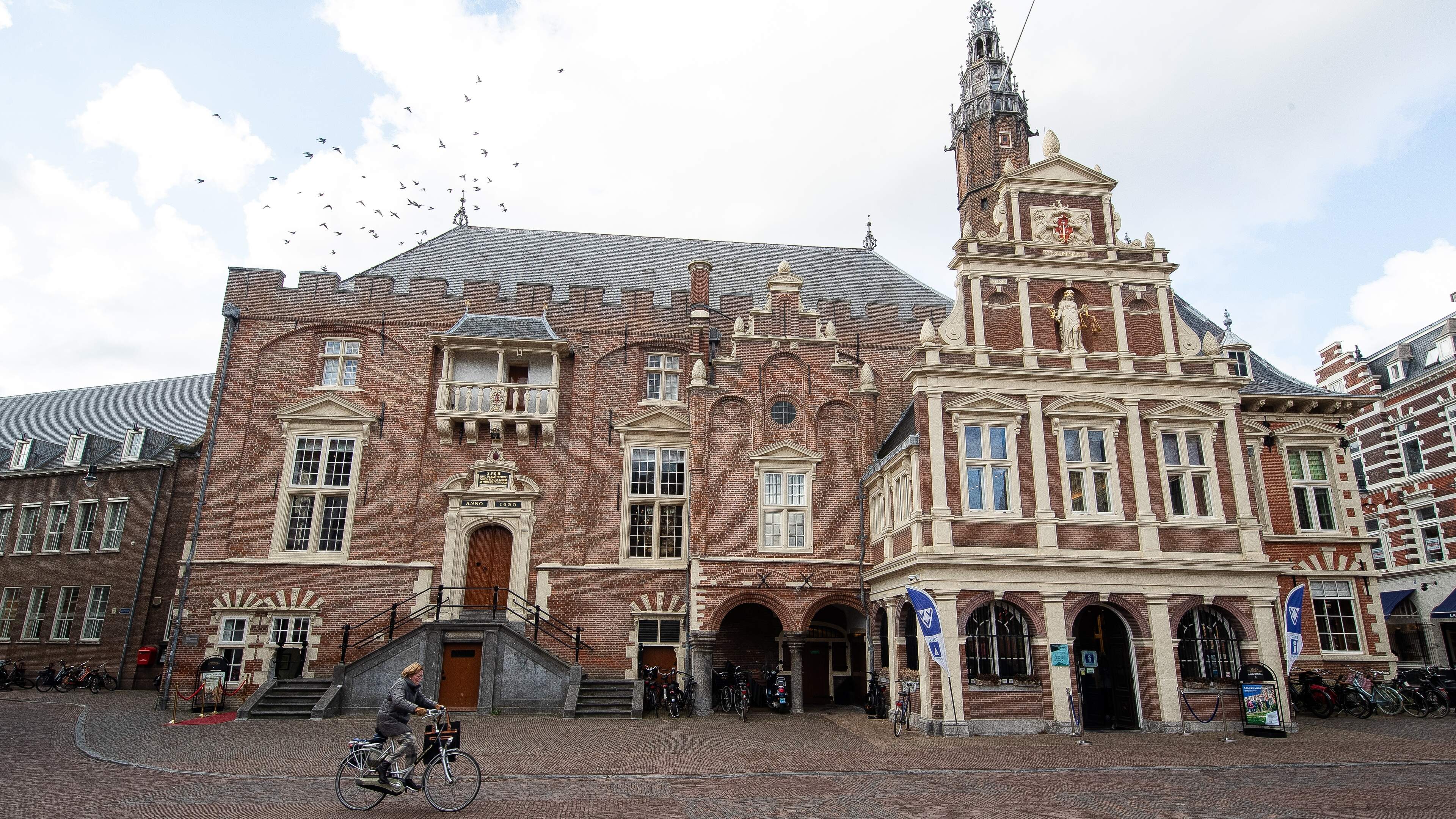 15.000 woningen, parkeerbeleid en nieuwe wethouders. Volg hier live het debat over het Haarlemse coalitieakkoord