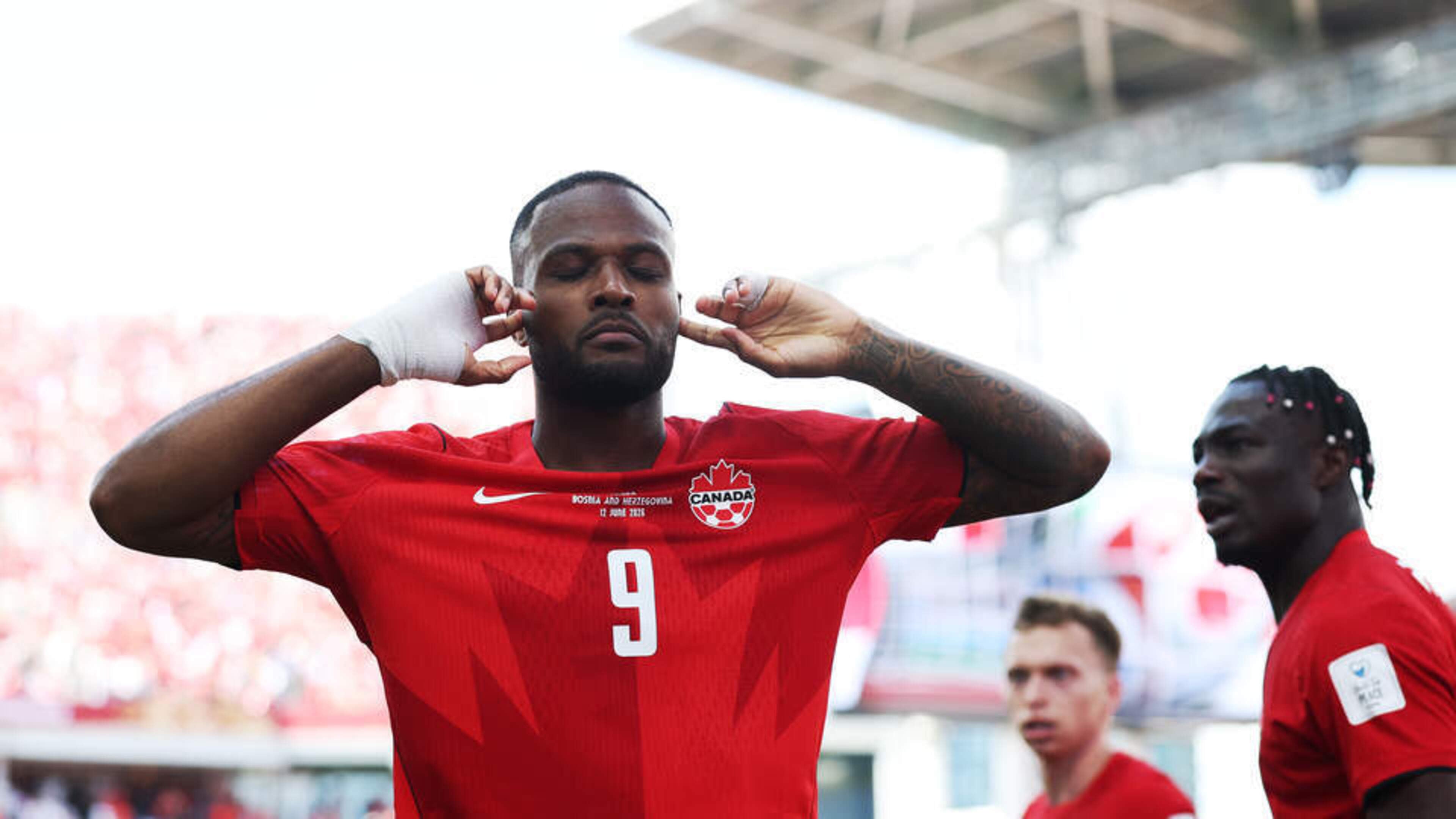 Oud-Feyenoorder Cyle Larin helpt gastland Canada in slotfase aan gelijkspel tegen Bosnië en Herzegovina