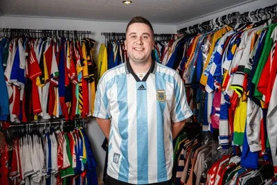 Erik (29) zegt zijn baan op en verdient nu zijn geld met... voetbalshirts!