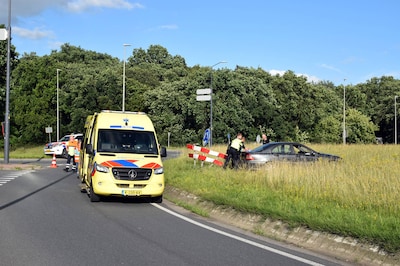 Auto schiet rotonde op door botsing in Kerkdriel: bestuurder vermoedelijk onder invloed, jong kind ongedeerd
