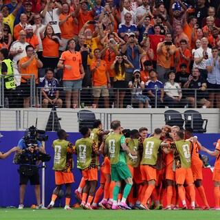 Aanvoerder Van Dijk kopt Nederland naar 1-0 voorsprong tegen Japan