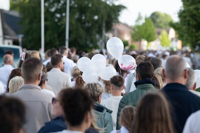 Honderden deelnemers bij stille tocht na ongeluk waarbij drie leerlingen en directeur omkwamen