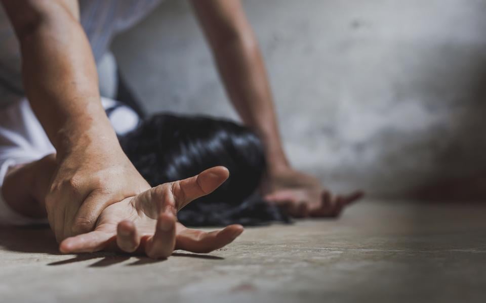 Vrouw in Farmsum twee dagen mishandeld door partner. ‘Help, hij probeert me te wurgen’