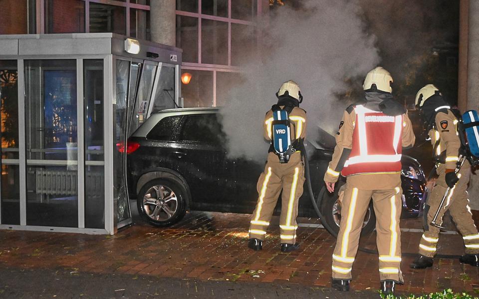 Boze man (43) die met auto gemeentehuis Hoogeveen ramde, weigert alle hulp. Rechtbank legt 10 maanden cel op