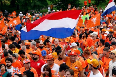 Amerikanen lijken Links Rechts van Nederlandse voetbalfans te kopiëren: ‘Dit is een slechte imitatie’