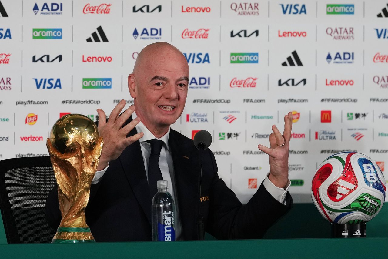 FIFA-baas Infantino wijst kritiek om visa en hoge ticketprijzen van de hand: ‘Chill’