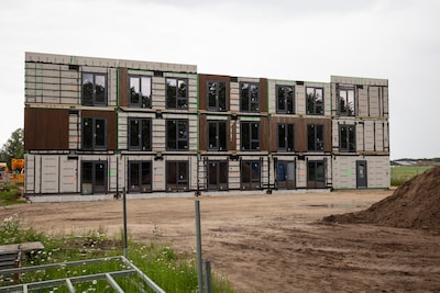 Bouwbedrijf failliet? Geen paniek: 25 kant-en-klare flats komen ’s nachts Asten binnengereden