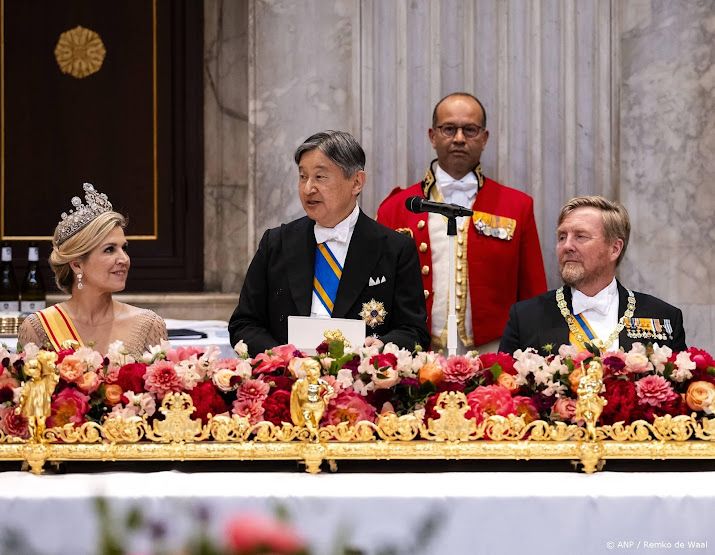 Naruhito haalt poedel Mambo en voetbalduel aan bij staatsbanket
