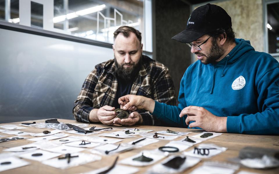 Zes pronkstukken uit beekdal bij Sleen: van prehistorische multitool tot gouden ring. En ook nog een NSB-speldje