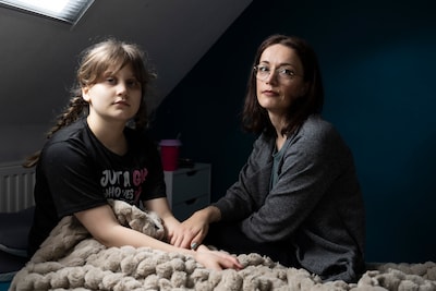 Jenna (10) bespuugd om mondkapje, maar zonder wordt het levensgevaarlijk: ‘Reacties soms zó agressief’