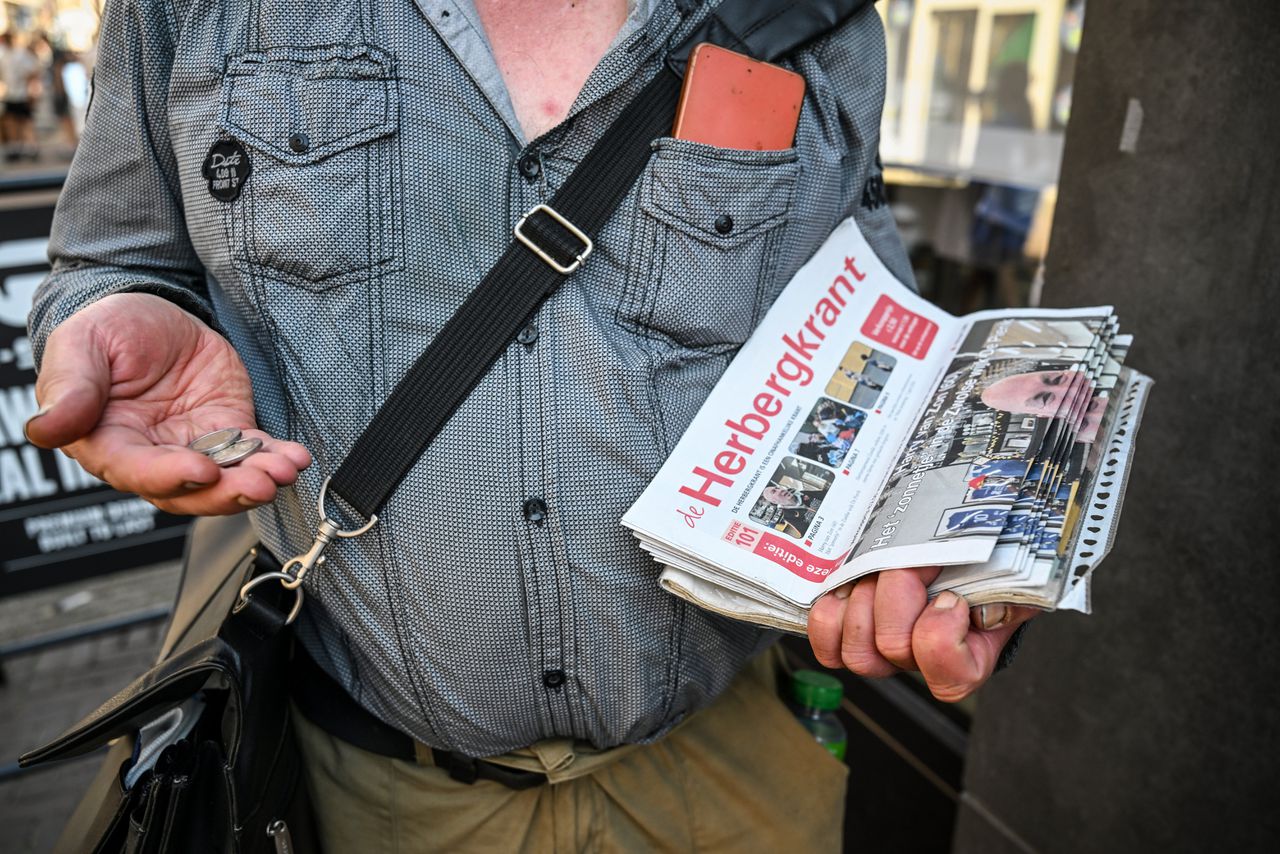 Gewapend met water, zonnebrand en een praatje trotseert de Zwolse straatwerker de verzengende hitte om daklozen te helpen