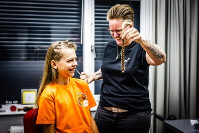 Sep (12) werd vaak voor meisje aangezien door lange haren, nu helpt hij kinderen met kanker