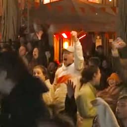 Video | Oranjefans in Amsterdam vieren goals, maar balen van late gelijkmaker