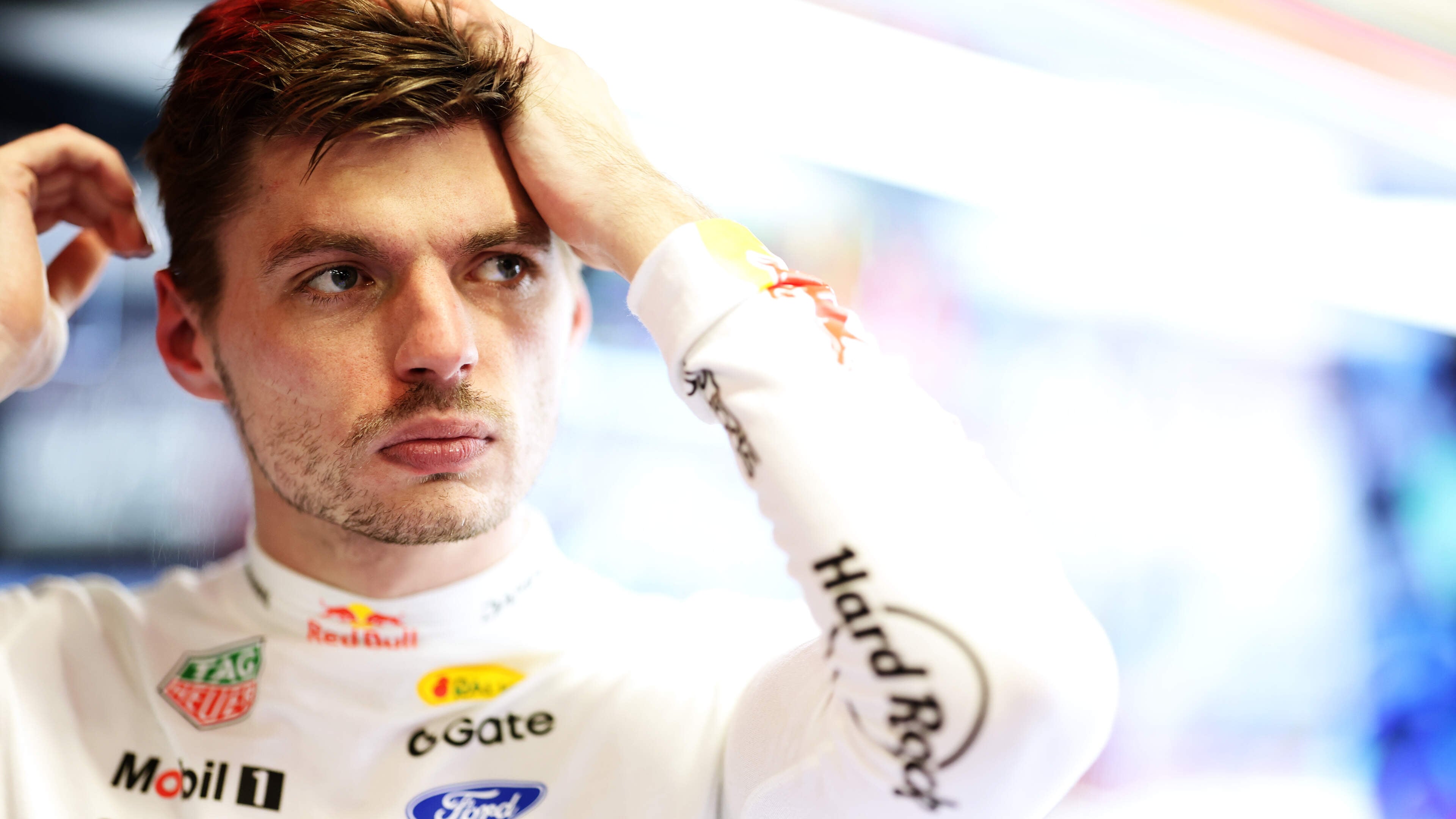 Ook Max Verstappen in het oranje: Red Bull-coureur introduceert speciale helm