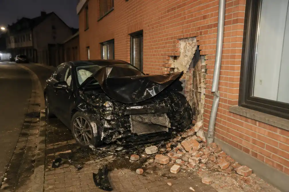 Bestuurder (21) levensgevaarlijk gewond na botsing tegen gevel in Sint-Lievens-Houtem