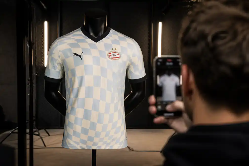 Nieuw uitshirt PSV oogst felle kritiek van supporters op social media