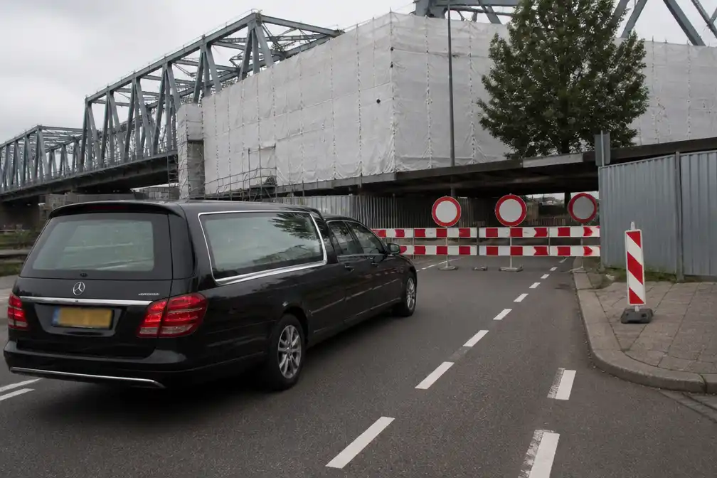 Rouwvervoer vast door negen maanden dichte brug tussen Dordrecht en Papendrecht