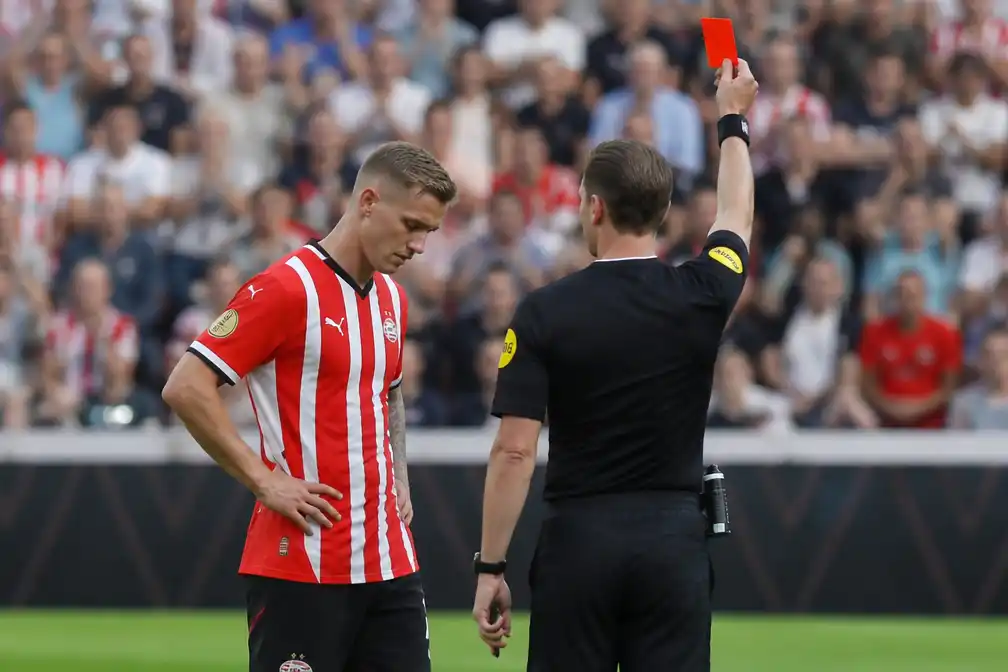 Joey Veerman krijgt vroeg rood in Johan Cruijff Schaal en mist eredivisiestart