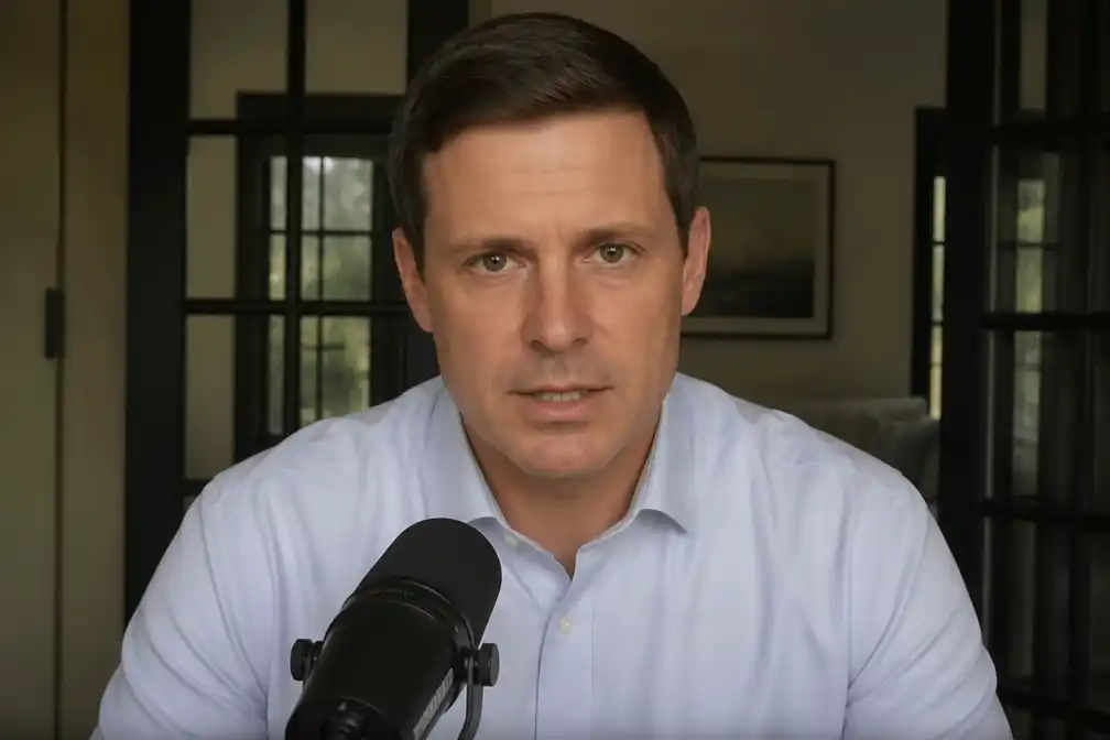 Max Miller ontkent misbruikclaims; senator Moreno eist zijn aftreden