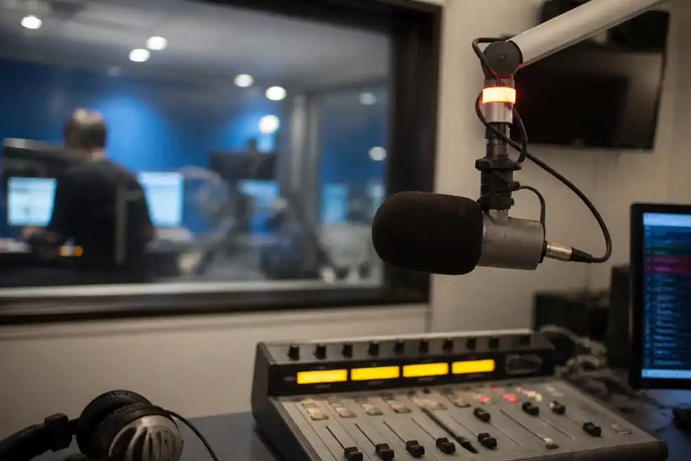 Stoelendans op Nederlandse radio in volle gang: strijd om luisteraar laait op