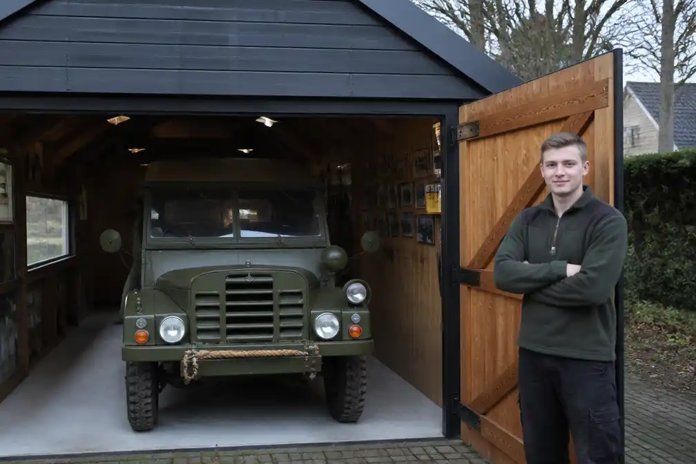 Garage op maat gebouwd voor legervoertuig DAF YA uit 1953 in Voorthuizen