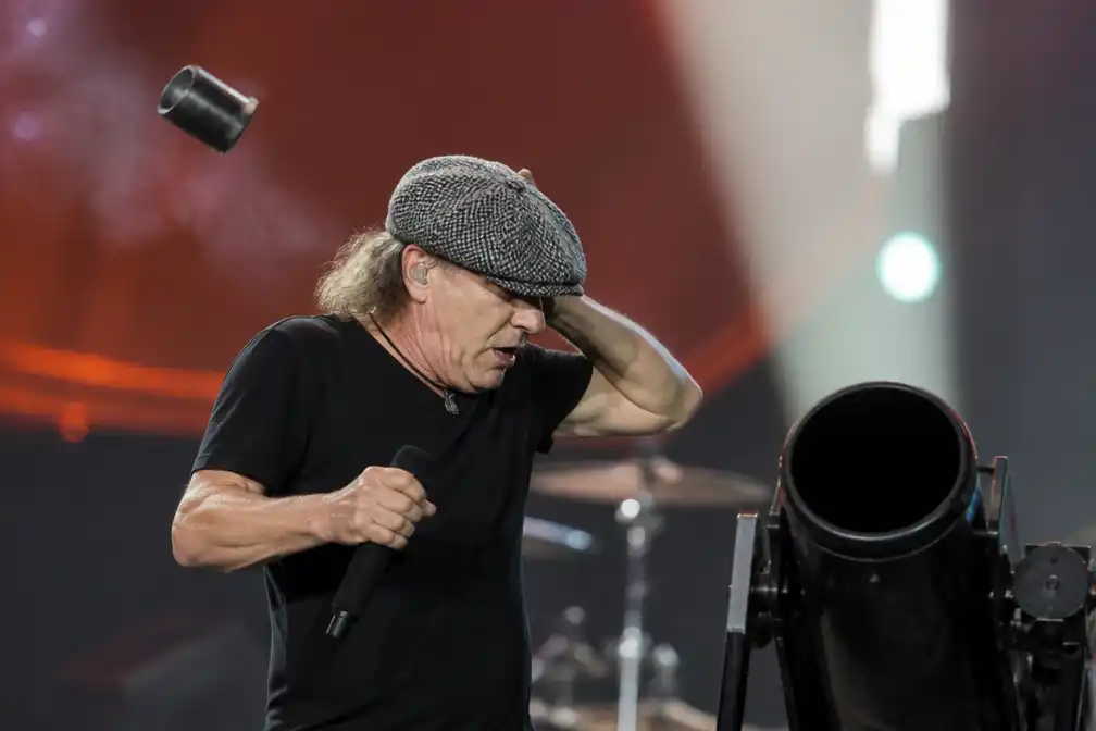 AC/DC-zanger Brian Johnson ontkomt aan kanon-ongeluk in Las Vegas