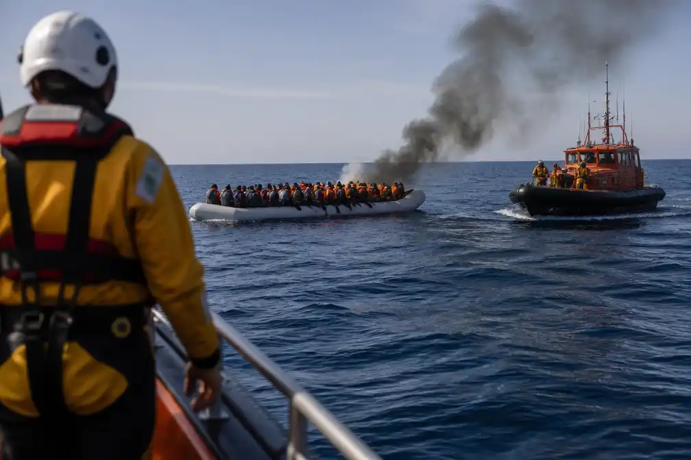Ruim 150 migranten gered na brand op kanaalboot