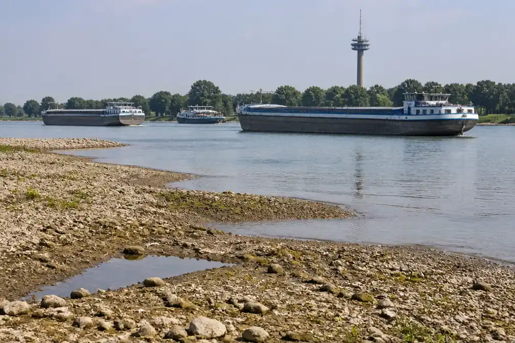 Rijn bij Lobith op laagste punt ooit; schippers vrezen sluiting rivier