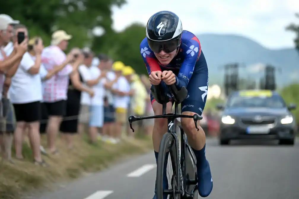 Demi Vollering na tijdrit op koers voor geel in Tour de France Femmes