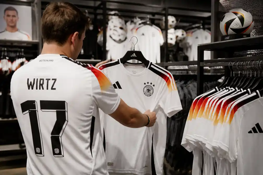 Adidas bevestigt tekort aan letter V vertraagt shirtbestellingen Duitse fans