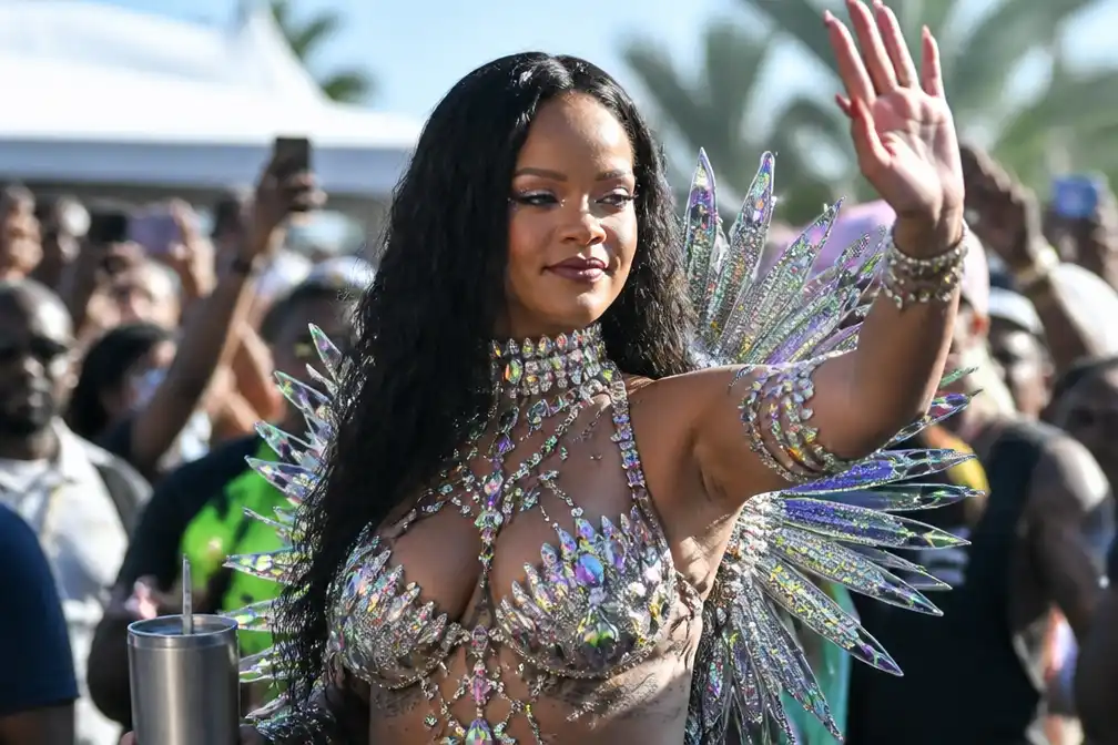 Rihanna schittert in met edelstenen bezaaide outfit tijdens carnaval in Barbados