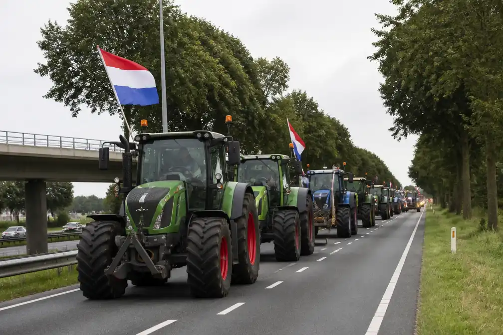 Boeren blokkeren met 150 trekkers brug over A1 bij Deurningen