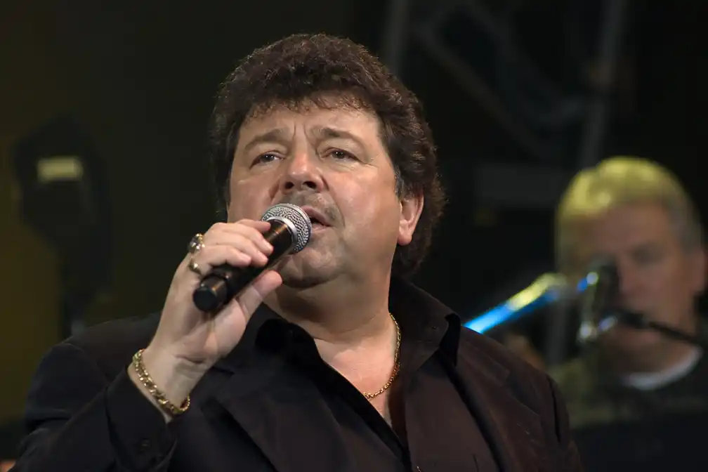 100% NL zendt vrijdag nooit eerder uitgezonden concert André Hazes uit