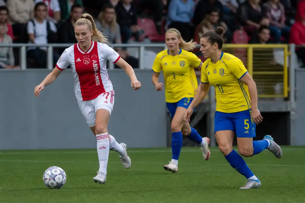 Ajax Vrouwen en PSV Vrouwen winnen in tweede voorronde Champions League