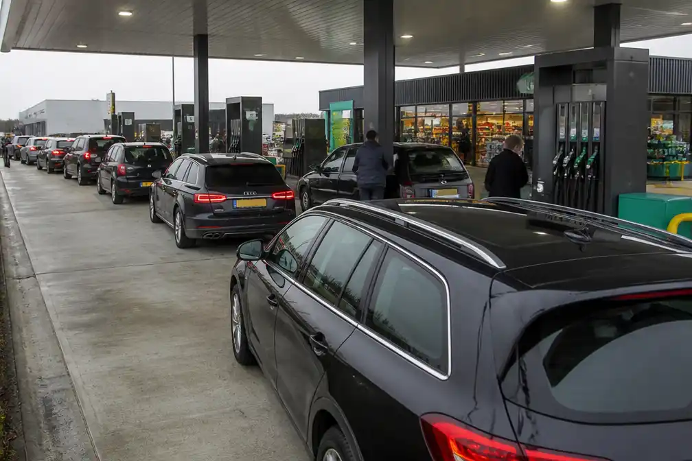 Nederlanders massaal naar België om goedkoper te tanken
