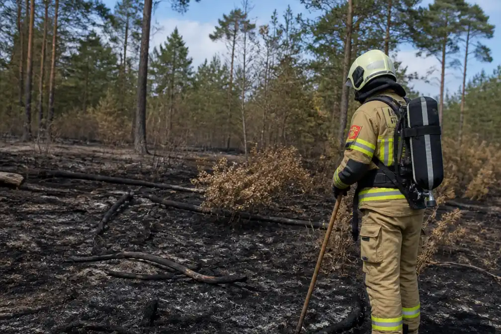 Brandweer blijft natuurbrandgebied Boschhuizerbergen bij Venray monitoren