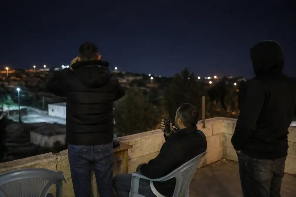 Palestijnse dorpelingen in Sinjil houden nachtwacht tegen kolonisten