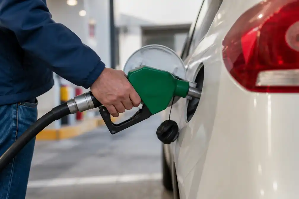 Benzine en diesel goedkoper door hoop op heropening Straat van Hormuz