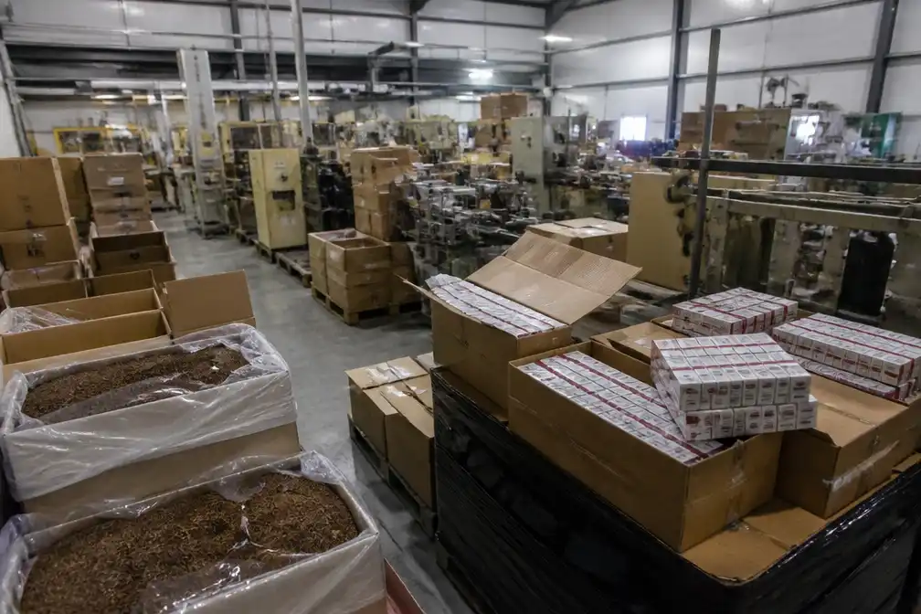 Douane ontdekt grote illegale sigarettenfabriek in Charleroi en neemt 19 ton tabak in beslag