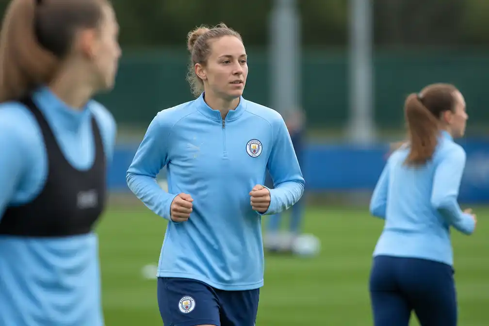 Miedema traint weer mee bij Manchester City na knie-operatie en hekelt Vrouwen Eredivisie