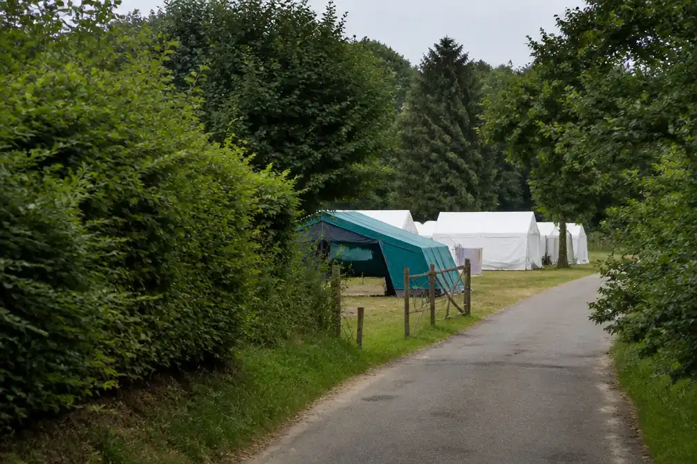 Zomerkamp KLJ Balen in Plombières vroegtijdig gestopt na voyeurisme-incident