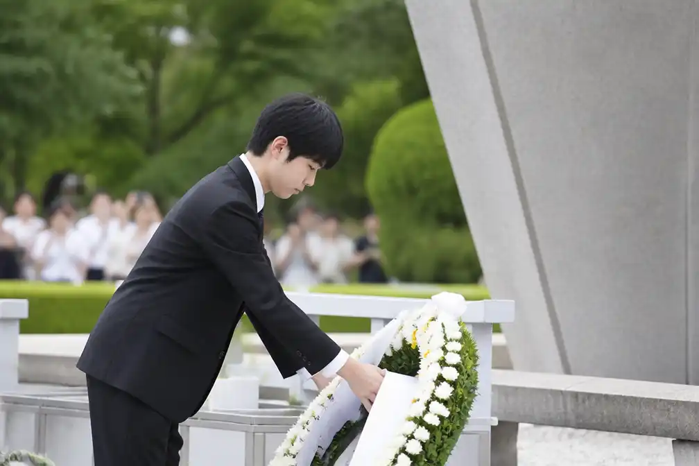 Prins Hisahito herdenkt atoombomslachtoffers Hiroshima bij eerste soloactiviteit buiten Tokio