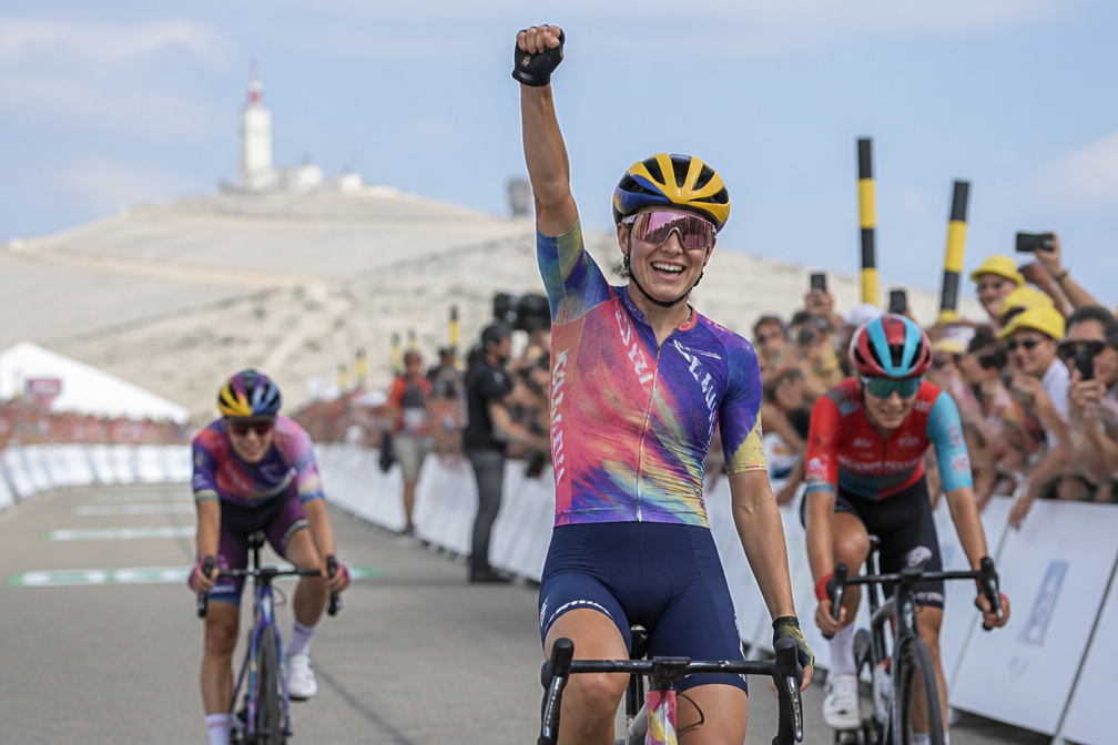 Niewiadoma-Phinney wint op Mont Ventoux en pakt leiding in Tour de France Femmes