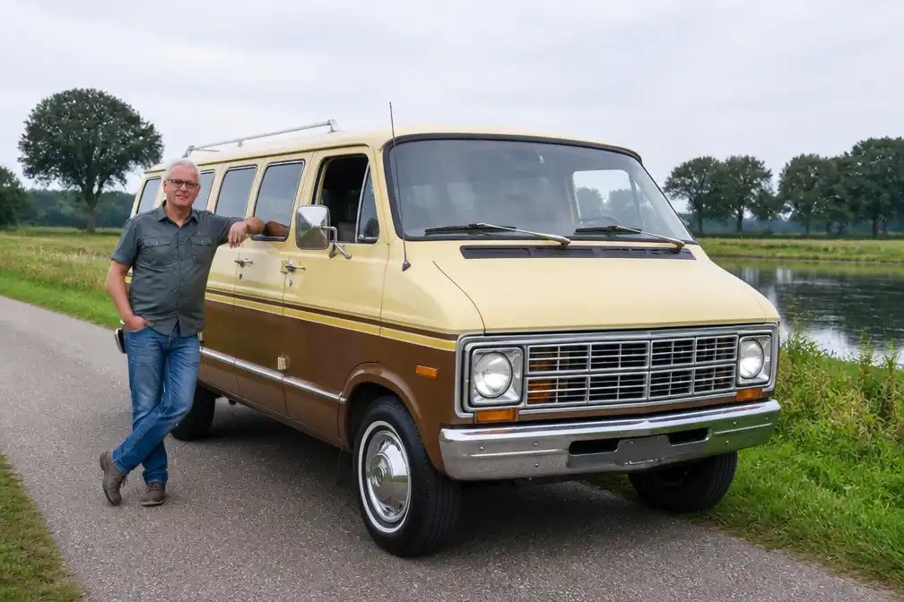 Dodge Sportsman uit jaren zeventig is zomerauto van Vince Smits (66) uit Nijkerkerveen