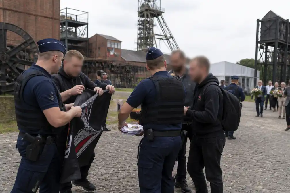 Politie neemt spandoek antifascistische activisten in beslag bij herdenking Marcinelle