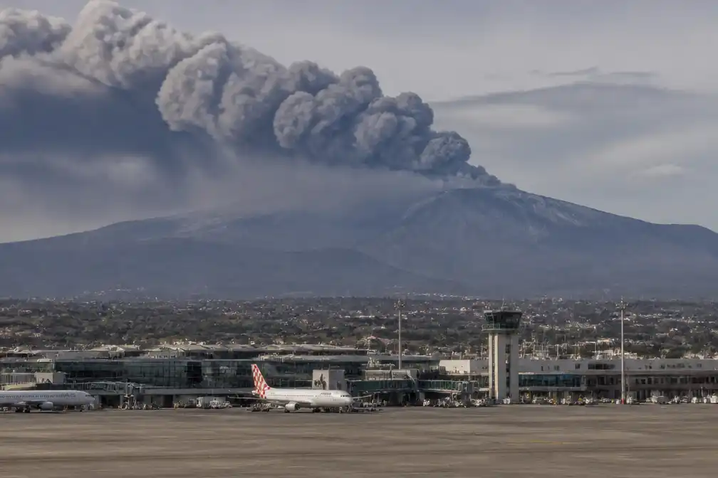Luchthaven Catania schrapt aankomende vluchten door aswolk Etna
