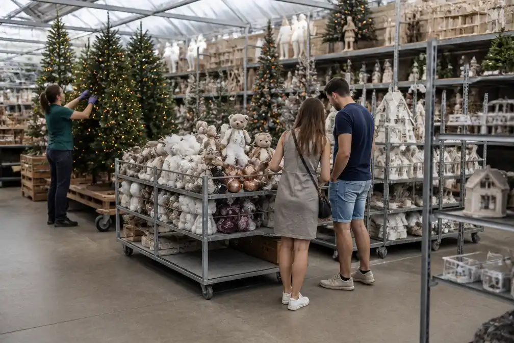 Floralux bouwt kerstdorp op terwijl het dertig graden is