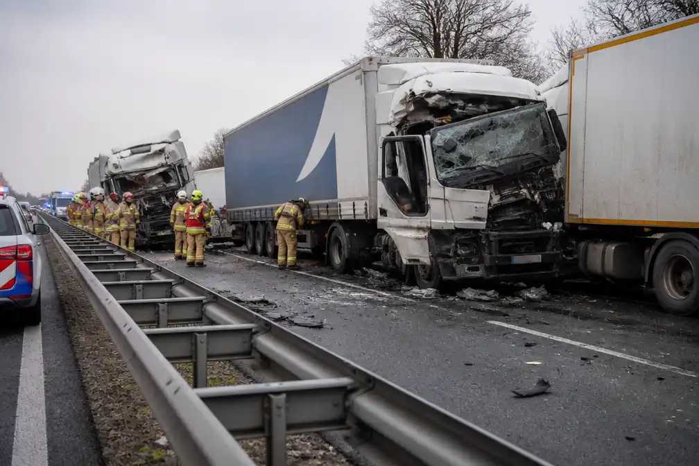 Drie vrachtwagens betrokken bij ernstig ongeval op N36 bij Almelo, twee gewonden naar ziekenhuis