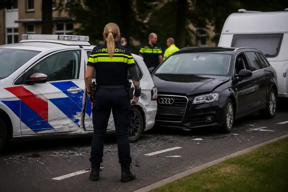 Bestuurder gestolen auto met caravan rijdt in Uden op politiewagen, agent gewond